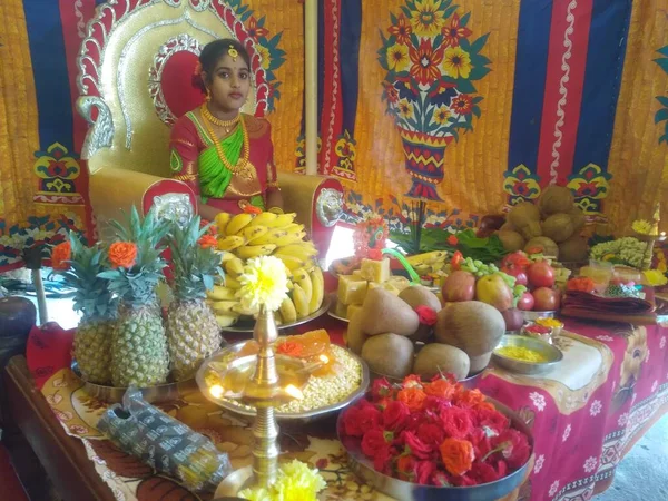 Close Van Prachtige Indiase Traditionele Evenement Eten Fruit Gevuld Een — Stockfoto