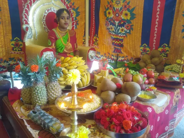 美しいインドの伝統的なイベントの食事や果物のプレートに記入の閉鎖 — ストック写真