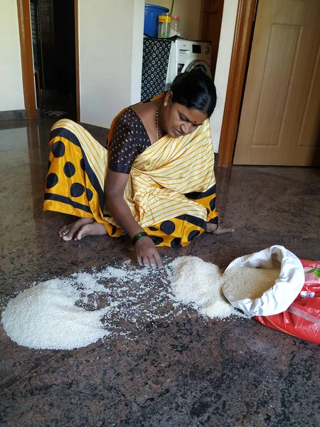 2020年1月26日インド カルナータカ州バンガロール インド人女性の手による米の洗浄食品素材による石 ほこり 廃棄物の除去の伝統的な方法 — ストック写真