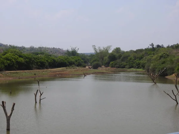 位于Dobbaballapura的Ghati Subramanya神庙附近美丽的M Visvesvaraya爵士大坝后水的闭塞 — 图库照片