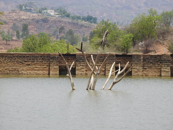 位于Dobbaballapura的Ghati Subramanya神庙附近美丽的M Visvesvaraya爵士大坝后水的闭塞 — 图库照片