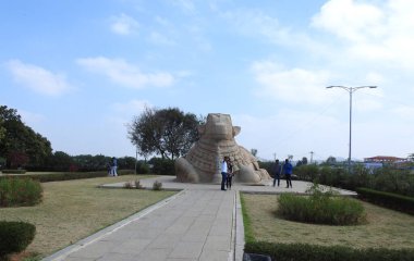 Lepakshi, Andhra Pradesh, Hindistan-Ocak 03, 2021: Güzel koridor ya da Lepakshi Tapınağının dış görünüşü.