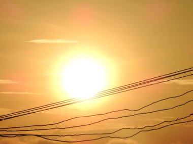 Güzel Hint Gündoğumu ve gün batımına yakın. Gece karanlığında arka planda ve gündüz mavi gökyüzünde ay görünüyor.