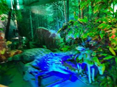 Bangalore, Karnataka, India-Jan 01, 2023: Nice Road, Kodigehalli yakınlarında Hint ailesiyle güzel Disney Robot Hayvanlar Sergisi