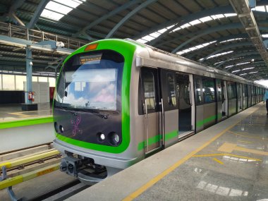 Bangalore, Karnataka, Hindistan-Haziran 23, 2018: Güzel Yeşil Hat Metro İstasyonu ve Metro Treni, Yelachenahalli, Kanakapura Yolu.