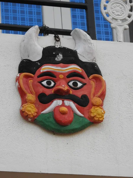 美しいインドのナザルバトゥやカンドリシュティ ゴンベが家の前に吊るされる — ストック写真