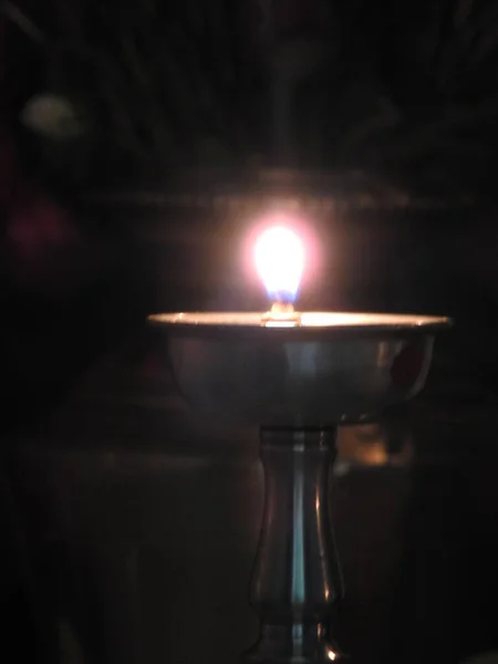 Крупним Планом Красива Прикрашена Срібна Металева Олійна Лампа Вогнем Перед — стокове фото