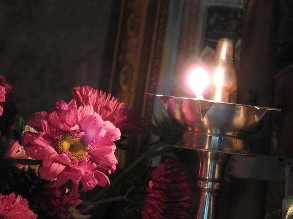 Detailní Záběr Krásné Zdobené Stříbrné Kovové Olejové Lampy Ohněm Před — Stock fotografie