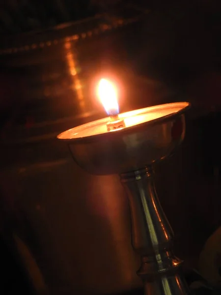 Primer Plano Hermosa Lámpara Aceite Metal Plateado Decorado Con Fuego — Foto de Stock