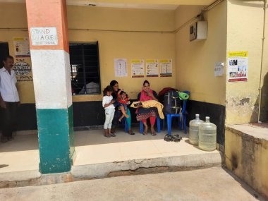 Bangalore, Karnataka, Hindistan-10 Mayıs 2023: Devlet okulunda çocuklu annesi gibi Hintli kadın seçmenlerin yakın çekimi.