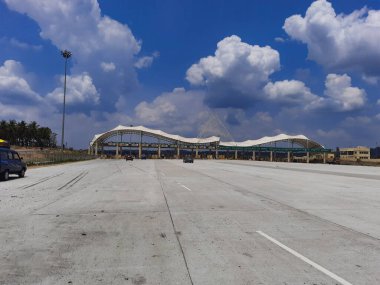 Bangalore, Karnataka, Hindistan-25 Nisan 2023: Bangalore 'da Kumbalgodu ve Srirangapatna yakınlarındaki NH275 Toll Gate' in güzel binasının kapatılması, Mysore National Highway.