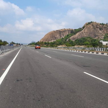 Ramanagar, Karnataka, Hindistan-25 Nisan 2023: Güzel Ramanagara NH275 karayolu ve Ramadevara Tepesi 'nin kapatılması.