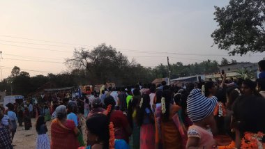 Mandya, Karnataka, Hindistan-26 Nisan 2023: Kadilavagilu 'da güzel bir Güney Hindistan köyü Kalamma festivali kutlaması.