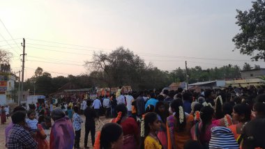 Mandya, Karnataka, Hindistan-26 Nisan 2023: Kadilavagilu 'da güzel bir Güney Hindistan köyü Kalamma festivali kutlaması.