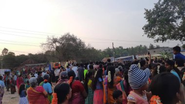 Mandya, Karnataka, Hindistan-26 Nisan 2023: Kadilavagilu 'da güzel bir Güney Hindistan köyü Kalamma festivali kutlaması.