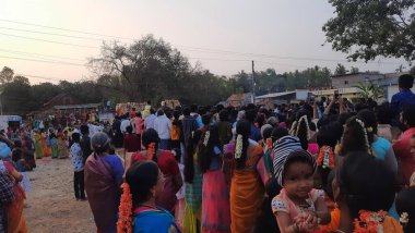 Mandya, Karnataka, Hindistan-26 Nisan 2023: Kadilavagilu 'da güzel bir Güney Hindistan köyü Kalamma festivali kutlaması.