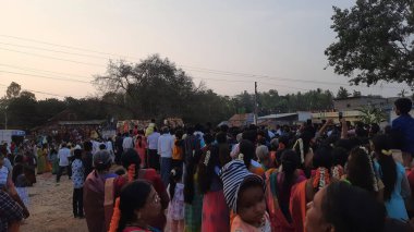 Mandya, Karnataka, Hindistan-26 Nisan 2023: Kadilavagilu 'da güzel bir Güney Hindistan köyü Kalamma festivali kutlaması.