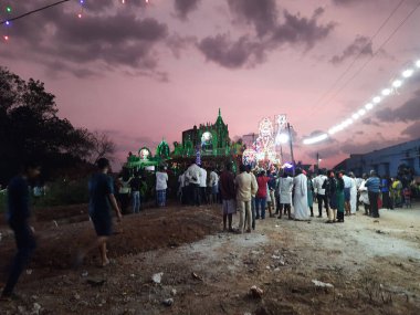 Mandya, Karnataka, Hindistan-Nisan 25, 2023: Kalamma Festivali sırasında bir Kadailavagilu köyünde güzel bir elektrik ışık dekorasyonunun kapatılması ve yanmış ağaç kömürü üzerinde yürüme.