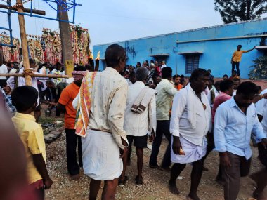 Mandya, Karnataka, Hindistan-26 Nisan 2023: Kadilavagilu 'da güzel bir Güney Hindistan köyü Kalamma festivali kutlaması.