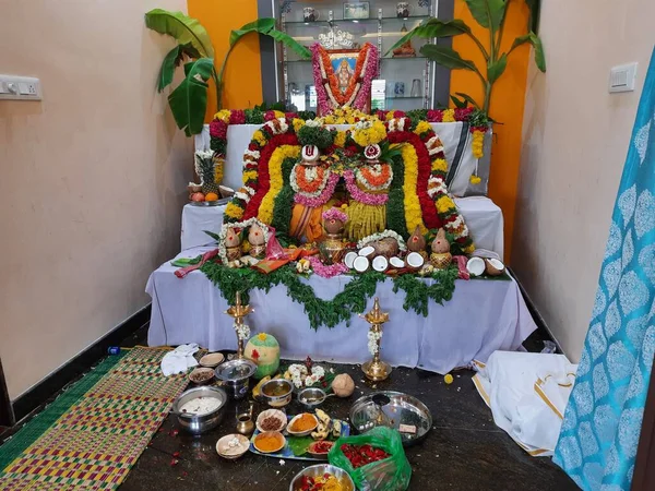 インド カルナータカ州バンガロール2023年5月22日 家の温暖化の儀式の間に美しい装飾された家 神の写真とサタヤナヤナヤナ法会を行う — ストック写真