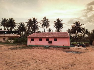 Mandya, Karnataka, Hindistan-Nisan 25, 2023: Hindistan 'daki eski köy evinin dış görünüşü