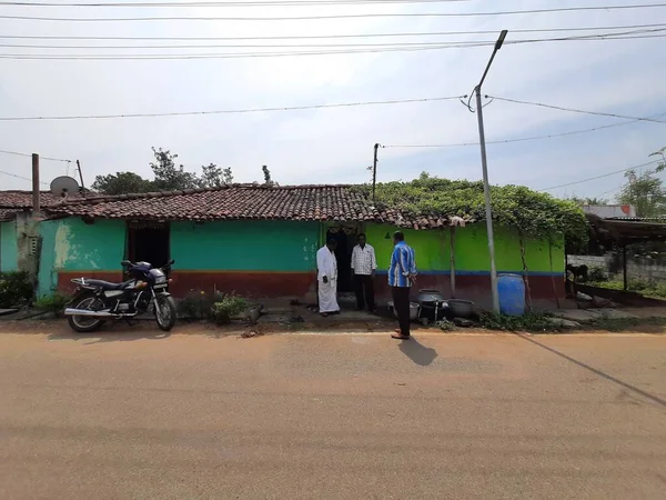 2022年11月20日インド カルナータカ州ラムナガル 家の前に立つ伝統的なインドの村の家の家族の人々の閉鎖 農村部のカラフルな建物 — ストック写真