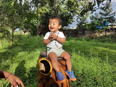 Bangalore, Karnataka, Hindistan-Haziran 10, 2023: Parktaki güzel Hintli Bebek fotoğraf çekimine yakın çekim