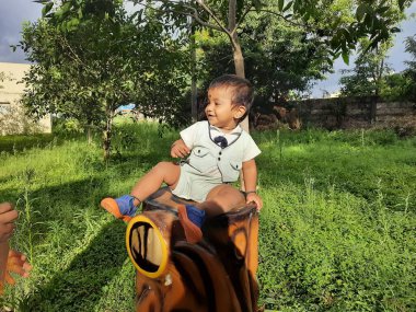 Bangalore, Karnataka, Hindistan-Haziran 10, 2023: Parktaki güzel Hintli Bebek fotoğraf çekimine yakın çekim