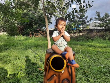 Bangalore, Karnataka, Hindistan-Haziran 10, 2023: Parktaki güzel Hintli Bebek fotoğraf çekimine yakın çekim