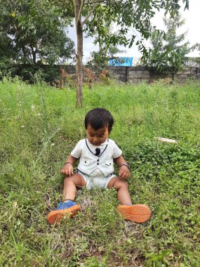 Bangalore, Karnataka, Hindistan-Haziran 10, 2023: Parktaki güzel Hintli Bebek fotoğraf çekimine yakın çekim