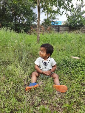 Bangalore, Karnataka, Hindistan-Haziran 10, 2023: Parktaki güzel Hintli Bebek fotoğraf çekimine yakın çekim