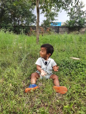 Bangalore, Karnataka, Hindistan-Haziran 10, 2023: Parktaki güzel Hintli Bebek fotoğraf çekimine yakın çekim