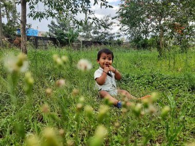 Bangalore, Karnataka, Hindistan-Haziran 10, 2023: Parktaki güzel Hintli Bebek fotoğraf çekimine yakın çekim