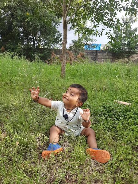 Бангалор Карнатака Индия Июнь 2023 Завершение Красивой Индийской Фотосессии Toddler — стоковое фото