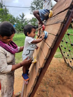 Bangalore, Karnataka, Hindistan-10 Haziran 2023: Parkta ve Machohalli Ormanı Kapısı 'nda birlikte oynayan güzel ve gerçek çocukların spor ekipmanlarına yakın çekim