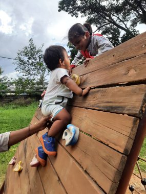 Bangalore, Karnataka, Hindistan-10 Haziran 2023: Parkta ve Machohalli Ormanı Kapısı 'nda birlikte oynayan güzel ve gerçek çocukların spor ekipmanlarına yakın çekim