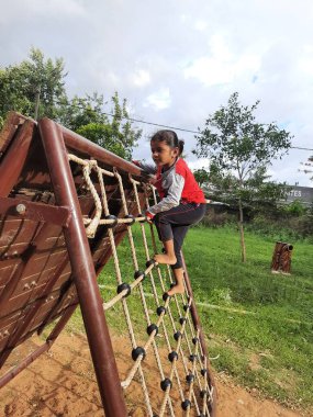 Bangalore, Karnataka, Hindistan-10 Haziran 2023: Parkta ve Machohalli Ormanı Kapısı 'nda birlikte oynayan güzel ve gerçek çocukların spor ekipmanlarına yakın çekim