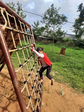 Bangalore, Karnataka, Hindistan-10 Haziran 2023: Parkta ve Machohalli Ormanı Kapısı 'nda birlikte oynayan güzel ve gerçek çocukların spor ekipmanlarına yakın çekim