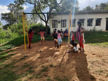 Bangalore, Karnataka, Hindistan-10 Haziran 2023: Parkta ve Machohalli Ormanı Kapısı 'nda birlikte oynayan güzel ve gerçek çocukların spor ekipmanlarına yakın çekim