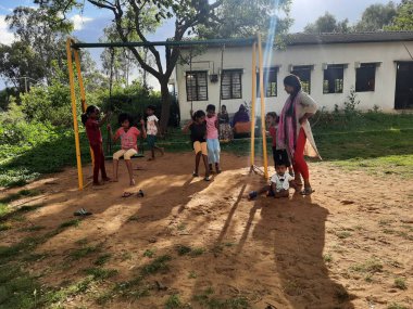 Bangalore, Karnataka, Hindistan-10 Haziran 2023: Parkta ve Machohalli Ormanı Kapısı 'nda birlikte oynayan güzel ve gerçek çocukların spor ekipmanlarına yakın çekim