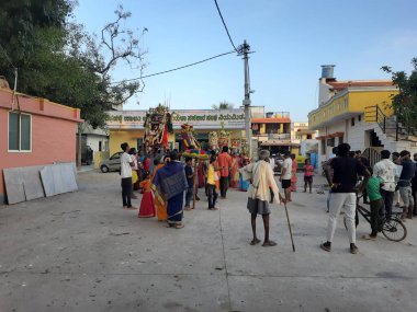 Bangalore, Karnataka, Hindistan-16 Haziran 2023: Bettahalli Köyü Tanrısı Puja 'yı sıcak eve götürüyor.