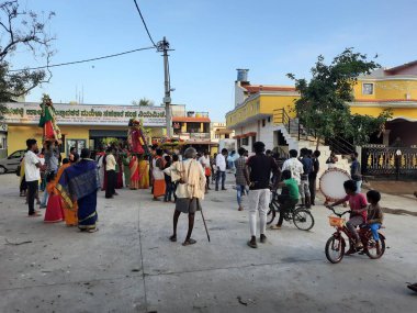 Bangalore, Karnataka, Hindistan-16 Haziran 2023: Bettahalli Köyü Tanrısı Puja 'yı sıcak eve götürüyor.