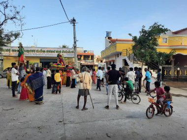 Bangalore, Karnataka, Hindistan-16 Haziran 2023: Bettahalli Köyü Tanrısı Puja 'yı sıcak eve götürüyor.