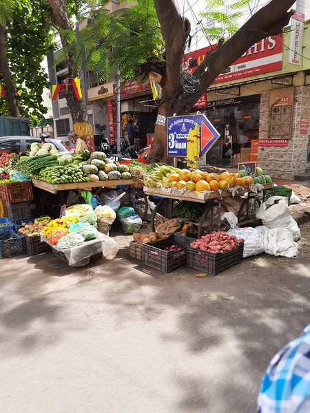 2023年9月4日 印度卡纳塔克邦班加罗尔 市场路边漂亮的印度蔬菜推车被封锁 — 图库照片