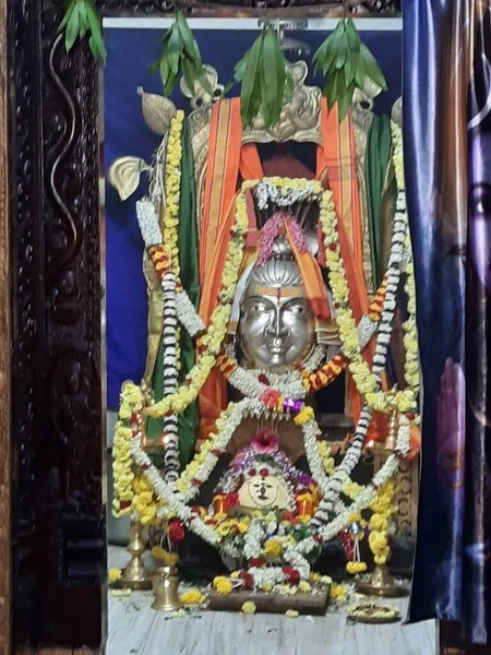 インド カルナタカ 2022年1月22日 祭りの間に花の装飾を施したガルシュガウディの美しい神アルケシュラ寺院の景色の閉鎖 — ストック写真