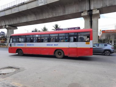 Bangalore, Karnataka, Hindistan-Sep 18, 2023: Metro üstgeçidi ile güzel Konanakunte Otobüs Durağı 'nın kapatılması.