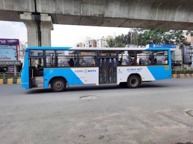 Bangalore, Karnataka, Hindistan-Sep 18, 2023: Metro üstgeçidi ile güzel Konanakunte Otobüs Durağı 'nın kapatılması.