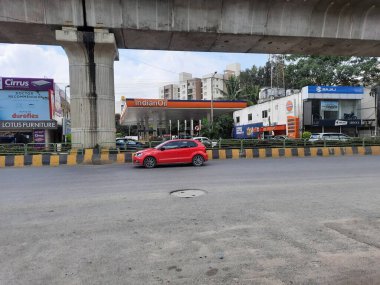 Bangalore, Karnataka, Hindistan-Sep 18, 2023: Metro üstgeçidi ile güzel Konanakunte Otobüs Durağı 'nın kapatılması.