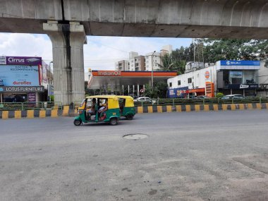 Bangalore, Karnataka, Hindistan-Sep 18, 2023: Metro üstgeçidi ile güzel Konanakunte Otobüs Durağı 'nın kapatılması.