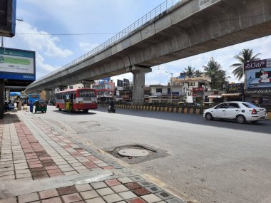 Bangalore, Karnataka, Hindistan-Sep 18, 2023: Metro üstgeçidi ile güzel Konanakunte Otobüs Durağı 'nın kapatılması.